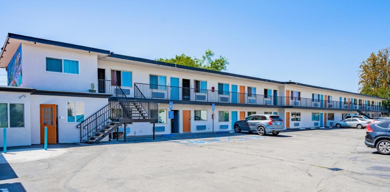 Tradewinds Motel Lakewood Exterior photo